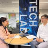 悉尼科技大学环境与水中心主任、澳大利亚越南专家与知识分子协会主席严德龙教授在接受越通社驻澳大利亚记者采访。图自越通社