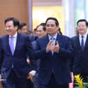 越南政府总理范明政在2026年春节假期后的首个工作日会见了政府办公厅全体干部、职员。图自越通社