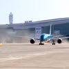 越南国家航空公司的波音787飞机首航降落隆城国际机场。图自越通社