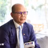 属柬埔寨国际关系学院亚非及中东研究系代理主任、柬埔寨留越校友会（CAVA）主席乌奇·莱昂（Uch Leang）接受越通社驻金边记者采访。图自yts