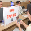 民众扫描二维码以查询司法领域的办事程序及档案流程。图自越通社