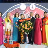 越南驻德国大使阮得成向欧洲越南女企业家协会主席郑氏未赠送鲜花表示祝贺。图自越通社