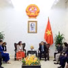 越南政府副总理陈红河在政府驻地会见了联合国开发计划署（UNDP）驻越南首席代表拉姆拉·阿勒哈利迪和世界卫生组织（WHO）驻越南首席代表安吉拉·普拉特。图自越通社
