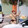 交警官兵在河内南部门户区域执行交通分流疏导任务。图自越通社