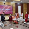原副总理邓越珠家人向胡志明博物馆捐赠珍贵文物。图自越通社