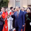 越共中央总书记、国家主席苏林和夫人吴芳璃及越南高级代表团走访越南驻中国大使馆。图自越通社