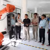 在岘港大学理工大学所属的工业机器人与人工智能应用研究开发培训中心进行工业机器人测试。图自越通社