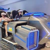 图为：在庆和省芽庄购物中心体验虚拟现实技术。图自越通社