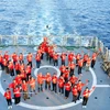 4月26日，来自全球24个国家和地区的60多位旅外越南侨胞结束了自2025年4月18日至26日期间，乘坐“大团结号”军舰探望长沙岛县和DK1海上高脚屋军民的行程。图自越通社