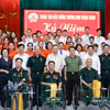 越共中央总书记、国家主席苏林前往北宁省顺成伤残军人疗养中心，看望慰问伤病残军人并向其赠送慰问品。图自越通社