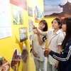 学生们参观“介绍世界文化遗产安子—永严—昆山劫泊遗迹名胜群"专题展。图自越通社