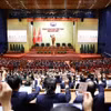 在越南共产党第十四次全国代表大会召开闭幕会议上，与会代表表决通过大会决议。图自越通社