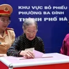 101岁高龄选民段氏顺在河内市巴亭坊第8投票区投票。图自越通社