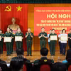 越南人民军总政治局副主任黎光明上将与越南人民军副总参谋长范长山上将向各集体和个人颁发奖励。图自越通社