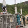 第五军区315师的战士们与各武装力量一同直接参与支援建设，增进边境地区军民团结情谊。图自越通社