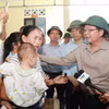 胡国勇副总理向有亲人遇难和失踪的家庭表示深切哀悼，并鼓励大家早日克服困难。图自越通社