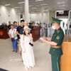 芒街国际口岸边防部队在北仑一号口岸为旅客办理出境手续。图自越通社