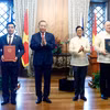 越共中央总书记、国家主席苏林与菲律宾总统费迪南德·罗慕尔德兹·马科斯在菲律宾首都马尼拉共同见证了两国各部委间合作文件交换仪式。图自越通社