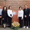 越南驻香港总领事黎德幸同越南驻香港各机构代表在大馆敬献鲜花缅怀胡志明主席。图自越通社