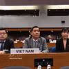 越南驻泰国大使、越南常驻UNESCAP代表范越雄（中）。图自越通社