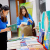 越南社会科学翰林院青年团员参加“将知识与政策制定相结合”图书周活动。图自越通社