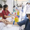 胡志明市堤岸坊卫生院为民众进行健康体检。图自越通社