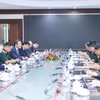 越南驻老挝大使阮明心与老挝国防部副部长旺松·因潘平上将就协调实施“推进寻找、归集和确认烈士遗骸500个昼夜”行动举行工作会谈。图自越通社