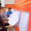 海防市阮廌坊居民查看选民名单。图自越通社