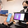 新加坡游客可以在越南扫一扫二维码，就能直接完成支付。图自越通社
