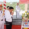 越共中央书记处常务书记陈锦秀与各位代表怀着崇敬之情，敬献花圈、上香，向烈士英灵鞠躬致意。图自越通社