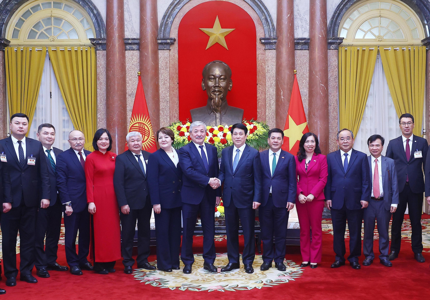国家主席梁强会见吉尔吉斯斯坦总理卡西马利耶夫 | Vietnam+ (VietnamPlus)