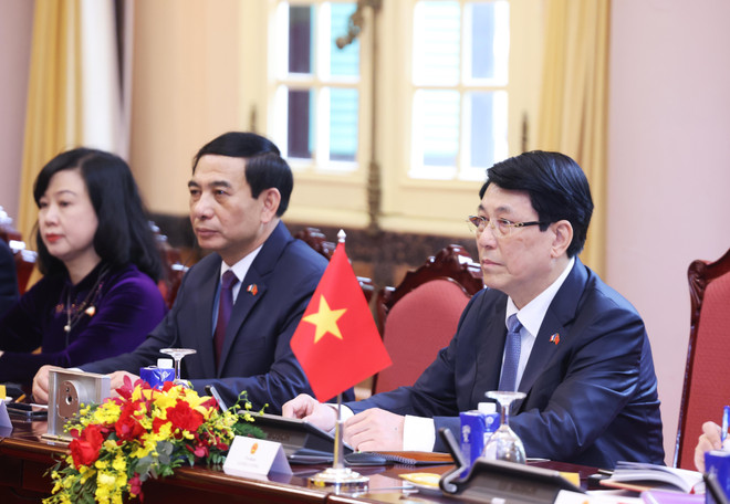 越南国家主席梁强在会谈上发表讲话。图自越通社 vna-potal-chu-tich-nuoc-luong-cuong-hoi-dam-voi-tong-thong-phap-emmanuel-macron-8054507.jpg