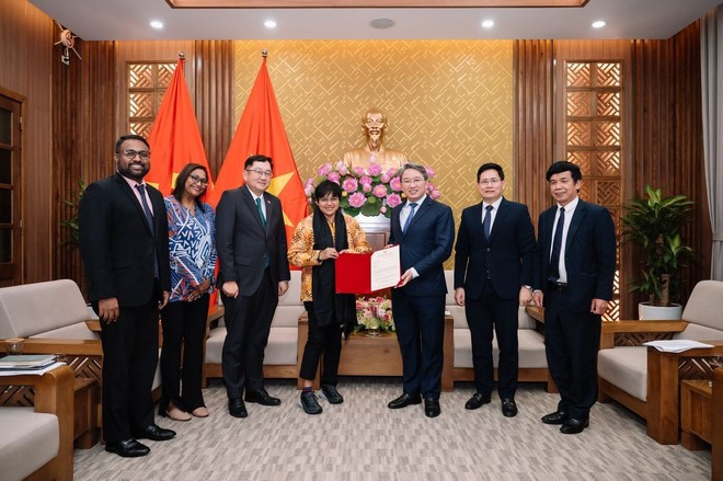 马来西亚总理府法律及体制改革部长拿督斯里阿莎丽娜·奥斯曼·赛义德透露,她与越南司法部长阮海宁进行了非常富有成效的会谈。图自Vietnam+ 4-thao-luan-hieu-qua.jpg