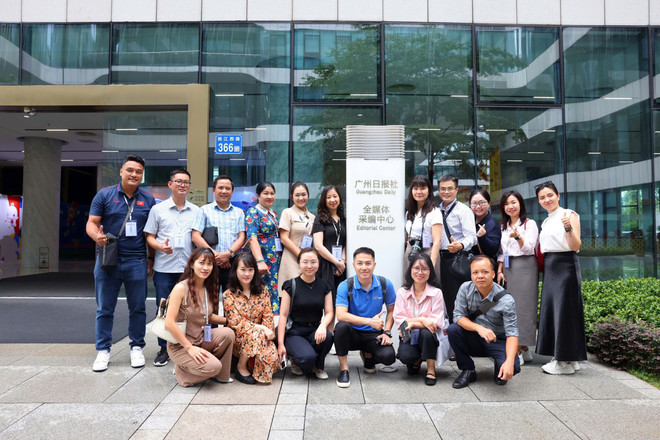 越南主流媒体代表团在《广州日报》社总部合影。图自越通社 nhat-bao-qc.jpg