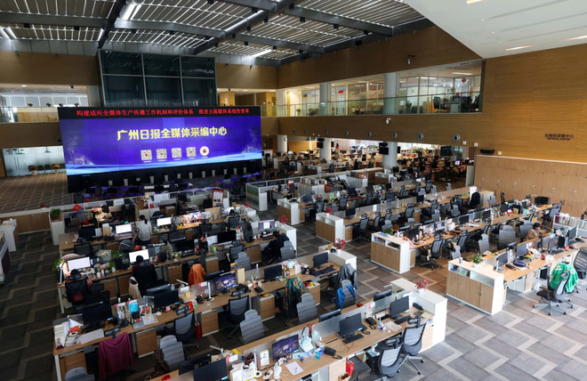 《广州日报》社工作场景。图自越通社 nhat-bao-lv.jpg
