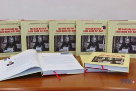 首部关于越南革命新闻历史的画册正式发布