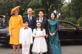 国家主席梁强与夫人在主席府主持仪式，欢迎比利时国王菲利普·利奥波德·路易·马里及王后到访。图自越通社