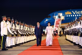 越南政府总理范明政携夫人开始对马来西亚进行正式访问并出席第46届东盟峰会