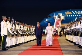 越南政府总理范明政携夫人开始对马来西亚进行正式访问并出席第46届东盟峰会