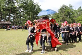 莱州省红瑶族婚俗中的迎亲仪式