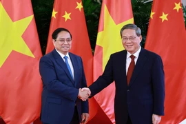 范明政总理与中国国务院总理李强举行会谈