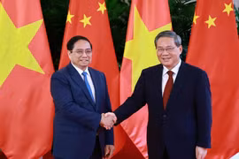 范明政总理与中国国务院总理李强举行会谈