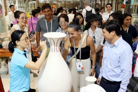 国际嘉宾参观体验越南朱豆陶瓷制作工艺
