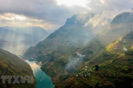 同文岩石高原：地质奇迹与民族文化交响的“世界领先文化目的地”