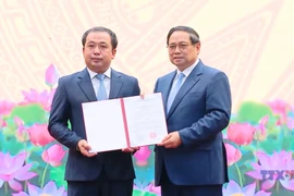 政府总理范明政向农业与环境部新任代理部长颁发任命书
