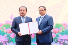 政府总理范明政向农业与环境部新任代理部长颁发任命书