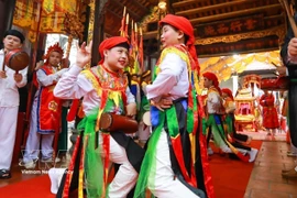 正月到朝曲村看“男扮女装”跳古舞