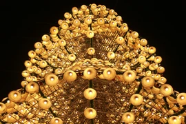 民众涌向同奈省观赏由3000顶斗笠打造的圣诞树