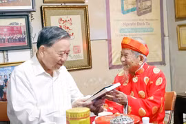 苏林总书记走访慰问研究家阮廷思并致以新春祝福 