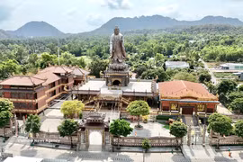 安江金仙寺24米高阿弥陀佛像：耸立山巅的信仰地标